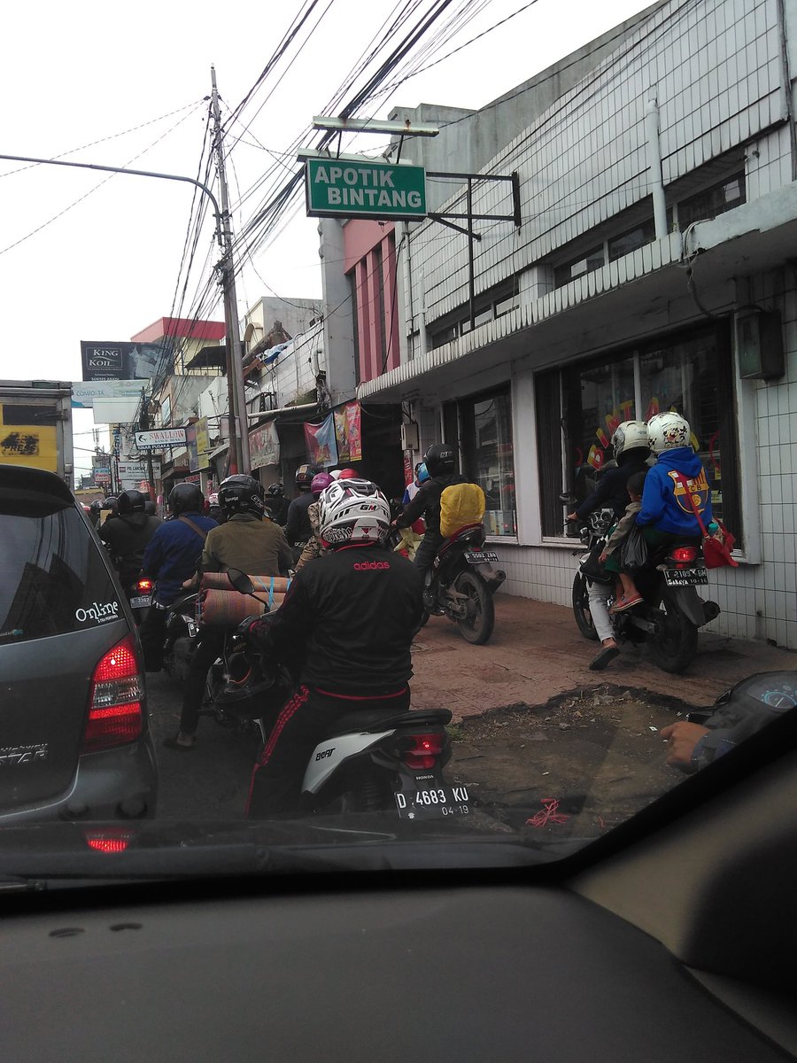 AwpAngga's tweet image. Aduh eta trotoar !!! @infobdg: #lalinBDG 10.49 : Macet parah di jl sudirman, cuaca berawan tebal  | @Chandra__23"