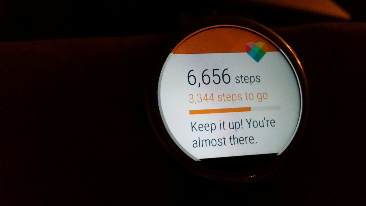 ThePinkComputer's tweet image. Moto smart watch with #MotoBody #smartwatch bigger than #fitbit but a lot more fun