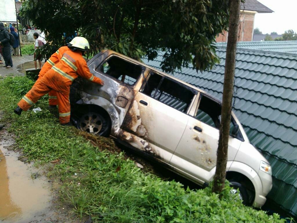 sekitarbandung_'s tweet photo. #WartaBDG via @Relawan_Damkar: #KEBAKARAN Mobil Maven Nopol Z 1612 HT blk Polsek Cimenyan @InfoFire_ @BellaBhakti https://t.co/2gDVTXIgzb