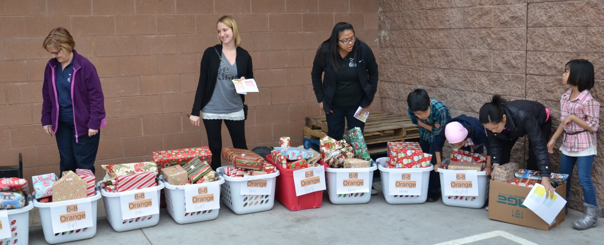 CoralAcademyLV's tweet photo. 500 toys were given to kids followed by dinner served by CASLV. A huge THANK YOU to everyone. #CASLV #CASLVCares https://t.co/x67JCaE2Ev
