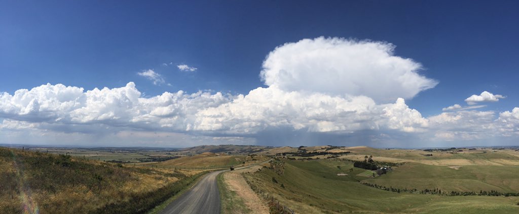 wildcoastimages's tweet photo. Strong new updraughts on the #korumburra #storm now.
#vicstorms #melbweather #gippsland #sthgippy @janesweather7 https://t.co/cJe4MiZfG2