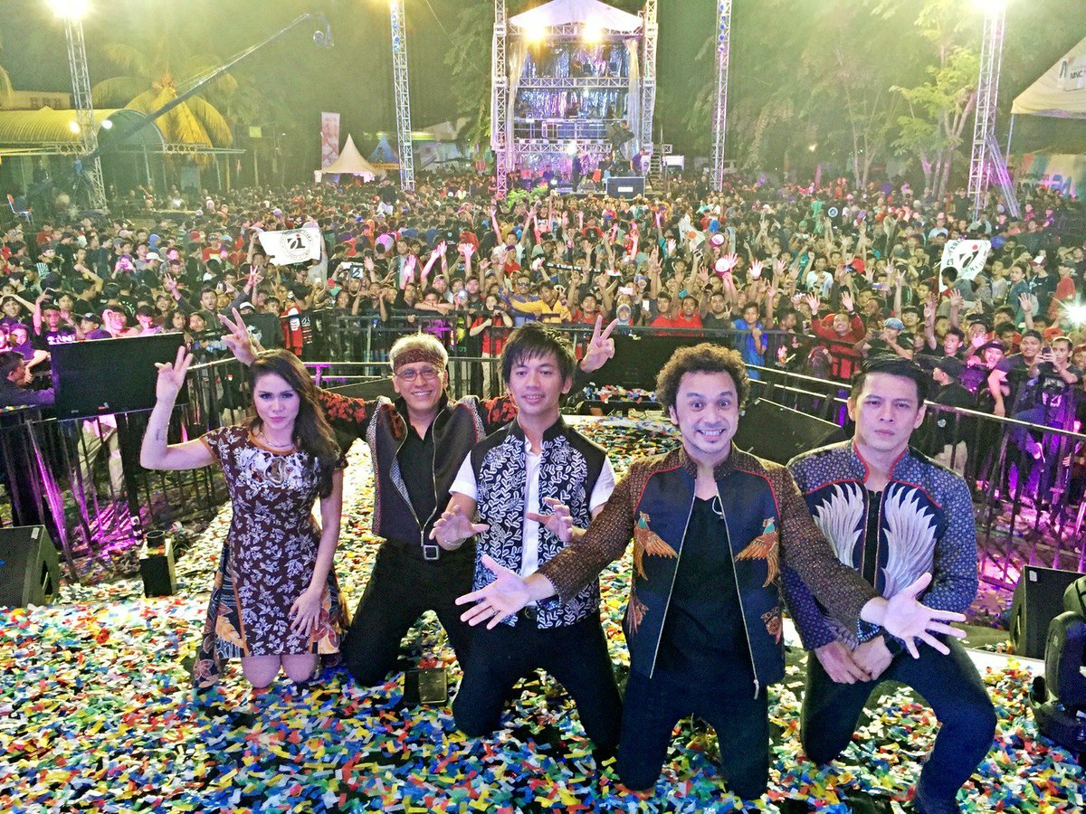 Bersyukur mimin masih hidup dan bisa lihat konser bersejarah ini. <a href="/iwanfals/">VL</a> <a href="/NOAH_ID/">NOAH</a> <a href="/Nidji/">NIDJI</a> <a href="/dmasiv/">D'MASIV</a> <a href="/geishaindonesia/">GEISHA</a>
