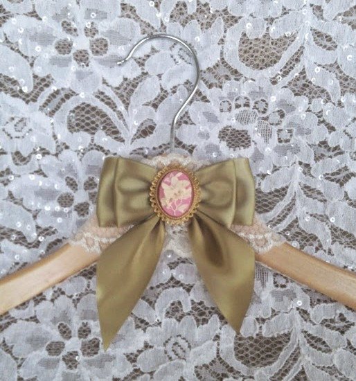 allaheartdesire's tweet image. Marie Antoinette Child's Dress Hanger, Child's Cos… etsy.me/1vc4ikV #weddingchatter #MarieAntoinette