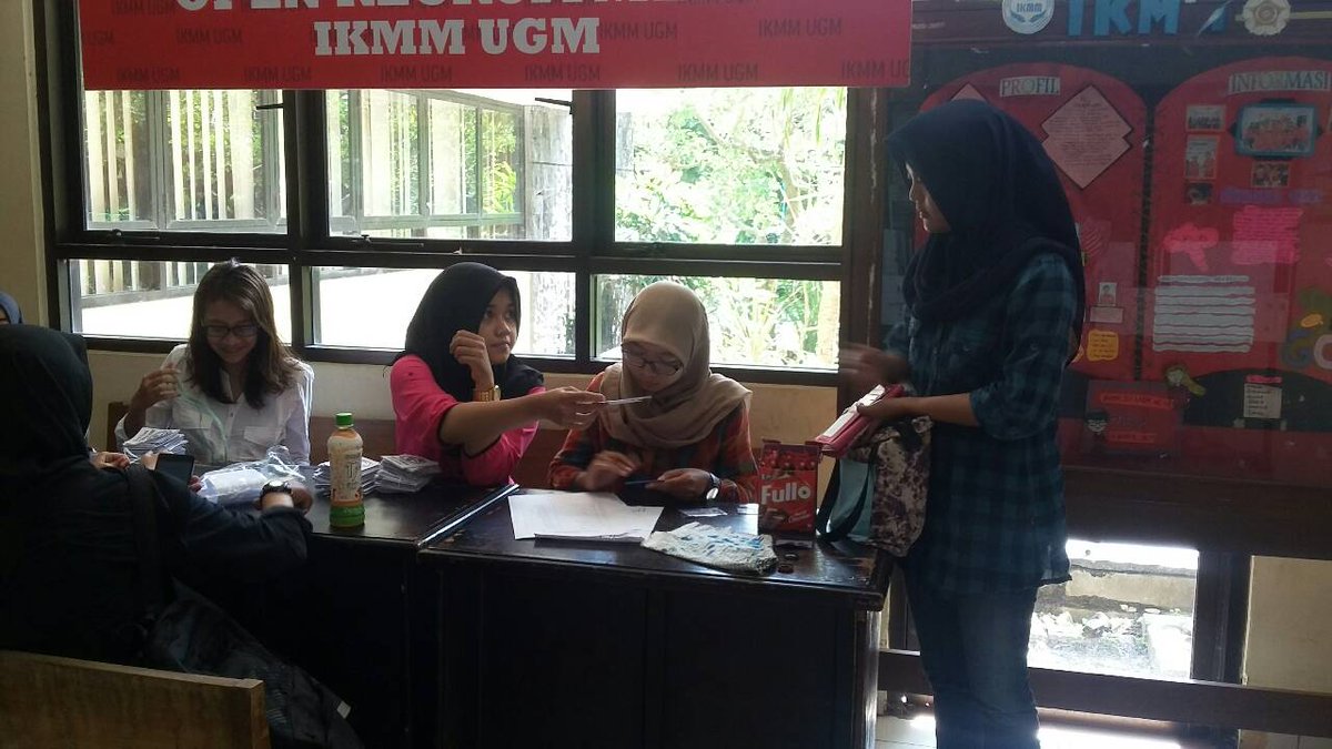 ikmm_ugm's tweet photo. Masih berlangsung pemungutan suara untuk ketua HMP dan KMDEB. Yuk langsung merapat #VOTEforRED #VOTEforDEB https://t.co/7K8ioHOwOL