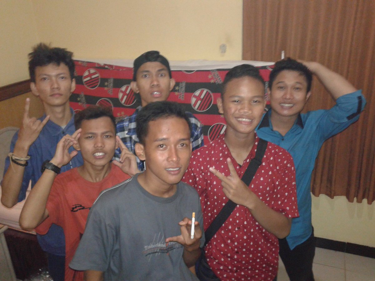 bareng <a href="/MasCemen/">Chrismanto Ronaldo</a> <a href="/wisnu_ariyan/">nu</a> <a href="/AriHaha2/">Ari Herlan Hidayat</a> <a href="/akbaron20/">Akbar Rizki Suryanto</a>