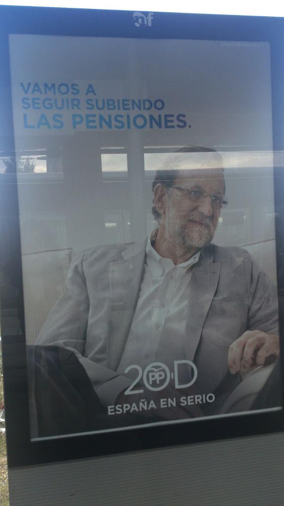 losgenerales4's tweet photo. Esta navidad nuestras calles tienen una decoración especial. #campañaelectoral la llaman. https://t.co/VKmYBi15vI