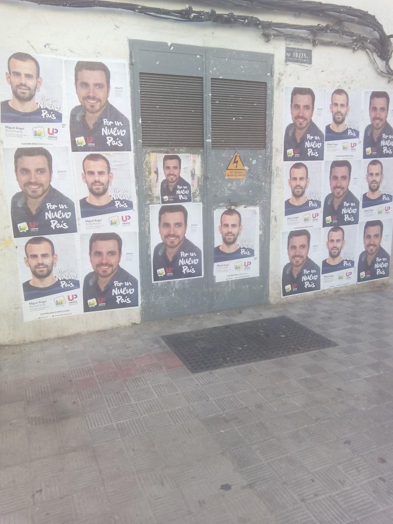 losgenerales4's tweet photo. Esta navidad nuestras calles tienen una decoración especial. #campañaelectoral la llaman. https://t.co/VKmYBi15vI