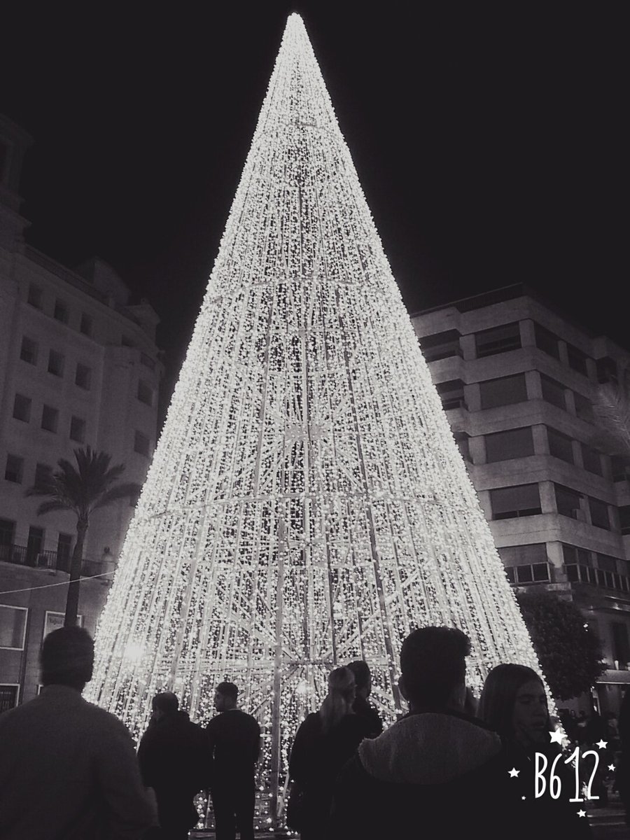 desireebl80's tweet photo. Ese pedazo árbol de jereee 👆👆👆 #fiesta #jeree #familia #zambomba https://t.co/fjcb4UFte9
