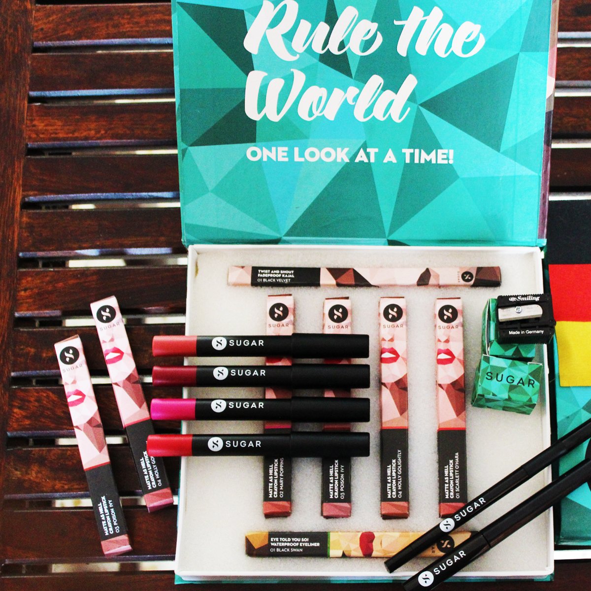 thefabbag's tweet image. 100 RTs for this and we&apos;ll unlock the question to win this Makeup box worth 4200/- right now #FabBagLovesSUGAR