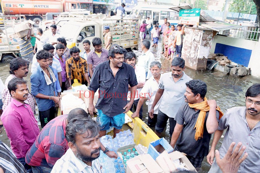 #ChennaiFloods : Tamil actor #RadhakrishnanParthiban helps flood affected people goo.gl/UEQ54d