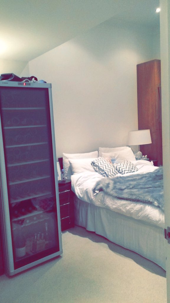 BeautyBigSmoke's tweet photo. Struggled to leave this morning #bedporn https://t.co/iHGv20IXiZ