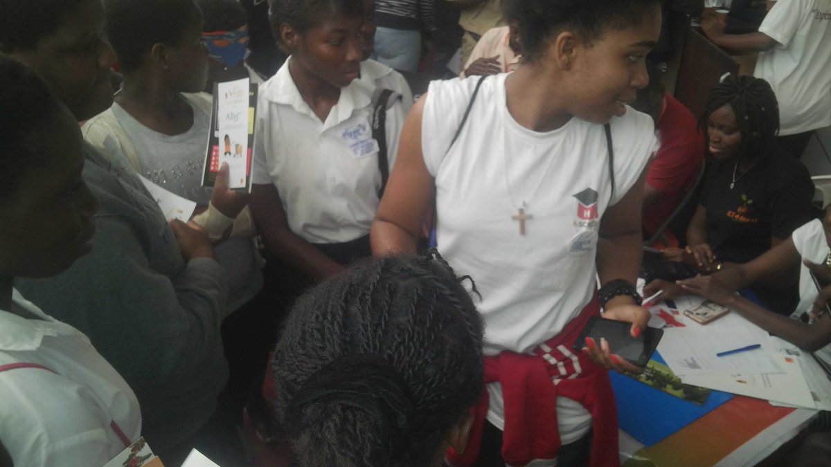 Dext_OUATTARA's tweet photo. @KirianeSansiare en mode conseil ai stand #hschool #FrenchTech #kpapkatoya #kebetu #wasexo #awf2015 #elearning https://t.co/gcexylcyG6