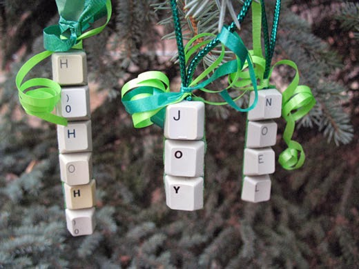 Another #recycled Christmas ornament idea - this time using an old keyboard makeuseof.com/tag/11-christm…