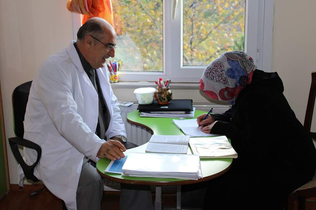 Rehabilitasyon merkezinde anne çocuğunu beklerken açtığımız kursta okuma - yazma öğreniyor. @hidayethocam