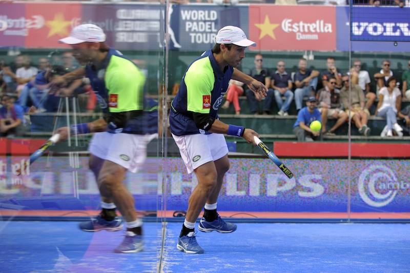 ¿Sabes cuándo debes realizar un globo en el pádel? ¡Te enseñamos algunos trucos tácticos! ow.ly/VA0wx