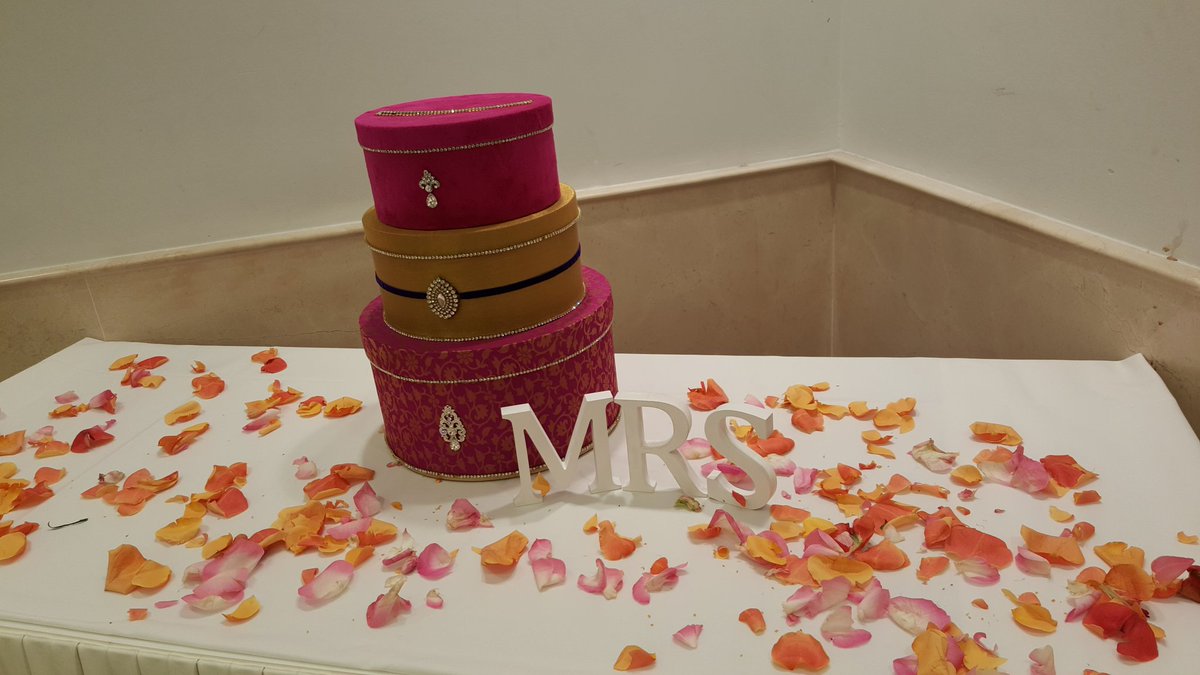 Bespoke_Designz's tweet photo. #bespoke_designz #mrs#indian#wedding#hire#london#pearls#diamonds#pink#fusion https://t.co/OmQpR9YTnt