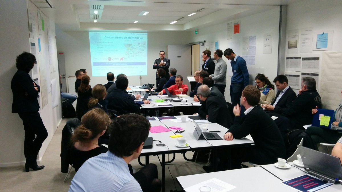 LaurentGodineau's tweet photo. Aujourd'hui, un atelier de #CoConstruction interne #ccnumlaposte autour des API de #LaPoste. APIness ! https://t.co/sGYa27a9g9