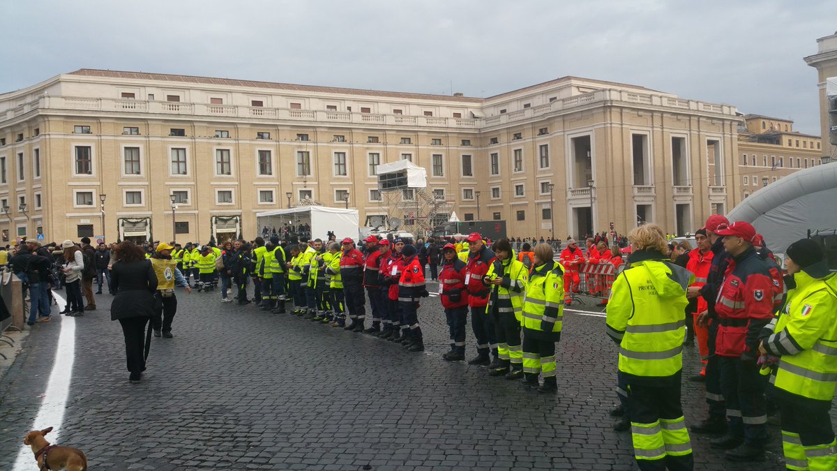 mauroev's tweet photo. Protezione civile schierata all'ingresso della piazza #GiubileodellaMisericordia #giun https://t.co/CC2y8V4r2V