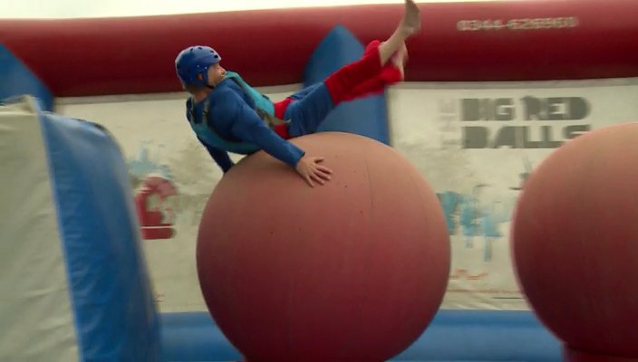 Vanavond zie je Roy en Johan losgaan op het #WipeOut parcours! Als dat maar goed gaat... rtl.nl/#!/rtlhome/nie…