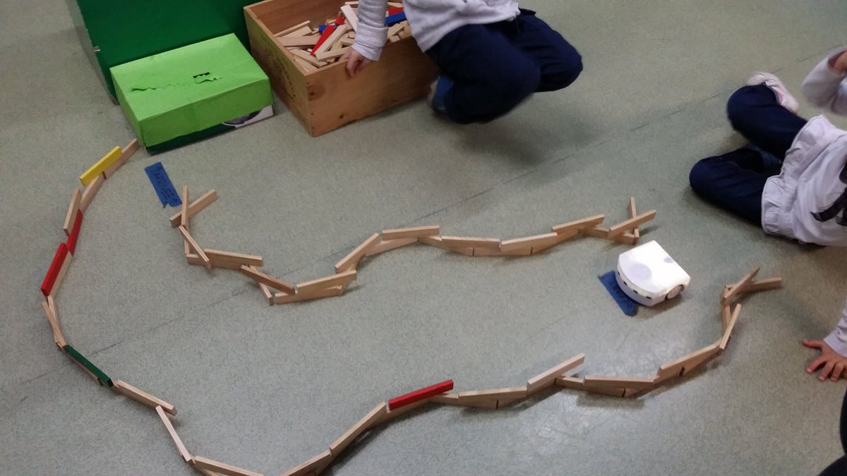 philippeguillem's tweet image. #thymio trouve son chemin tout seul #defidrone Défi 3  4 groupes ont réussi.