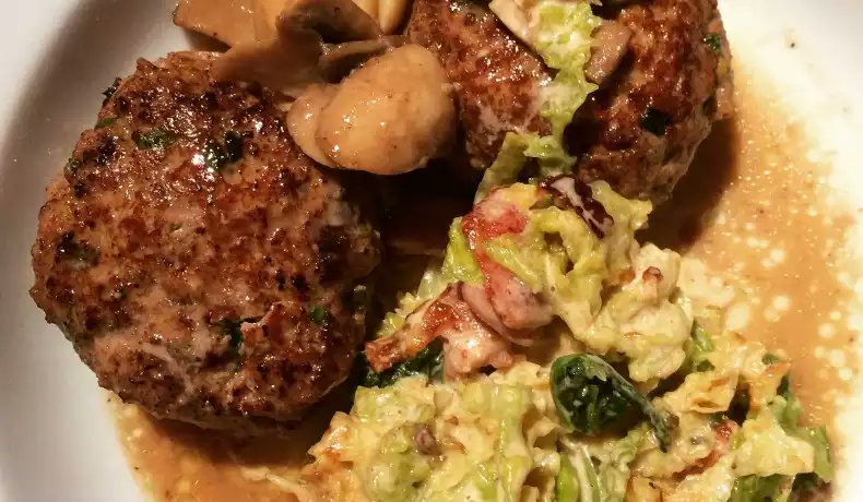 Daga att börja planera inför fredagsmyset. Vad sägs om kalvfärsbiffar med savoykål? kokaihop.se/recept/kalvfar…