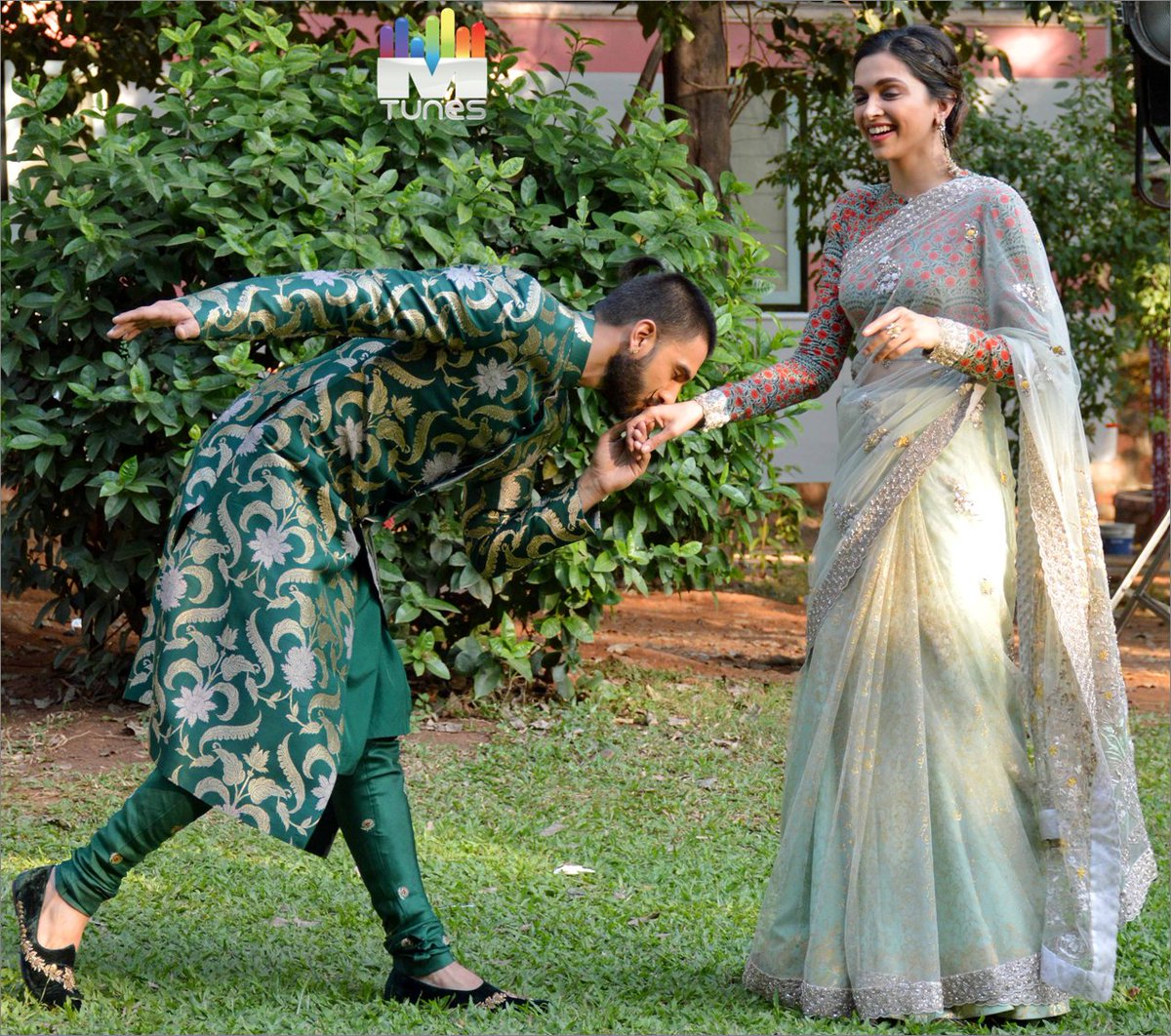 BflixM_'s tweet photo. #BajiraoMastani promotion in full swing!! @deepikapadukone @RanveerOfficial @MTunesHD #style #fashion #Promotion https://t.co/3UA2MfSsOL