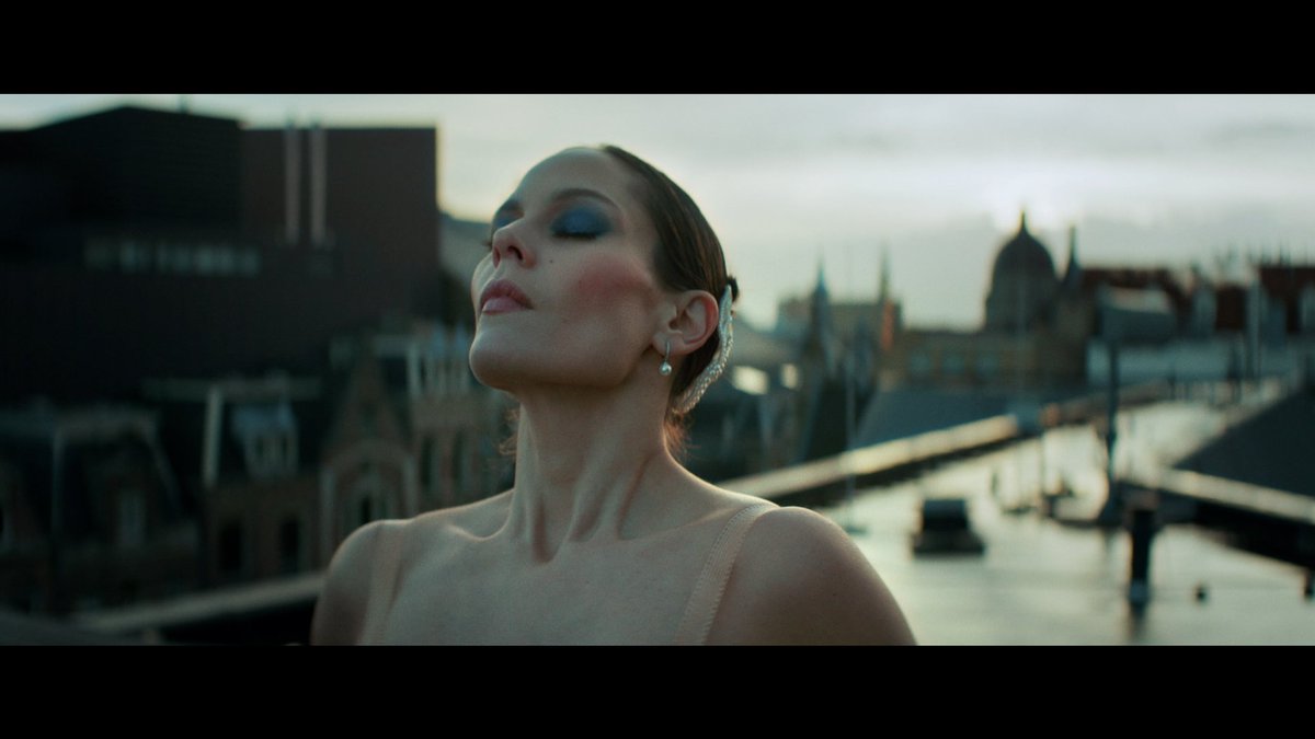 Bafloon's tweet photo. Brand new TV-Commercial starring @igonedejongh @MasterCard Watch it here: https://t.co/USUHPIE6AS #ballet #risk https://t.co/lkcSVRIUCB