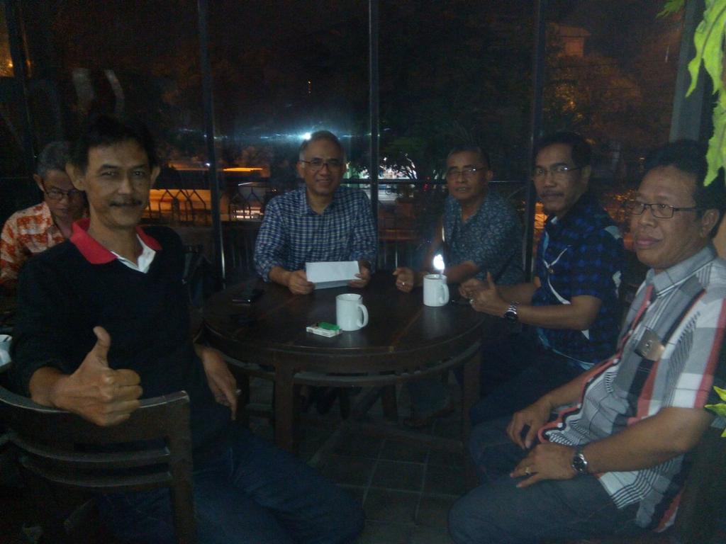 Pak Budiharto Ketum IKA UNS mantaf sdh hadir di Wedangan Omah Lodjie  cc bu <a href="/sestri_g/">Sestri_G Francisca</a>