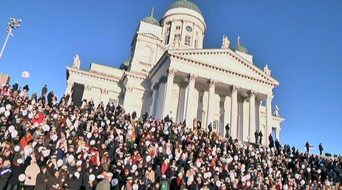 yleuutiset's tweet photo. Senaatintorilla näin paljon laulajia! Suora lähetys alkaa pian: https://t.co/3FjctOqq6a #Sibelius #yle #Finlandia https://t.co/o38eLbaxU4