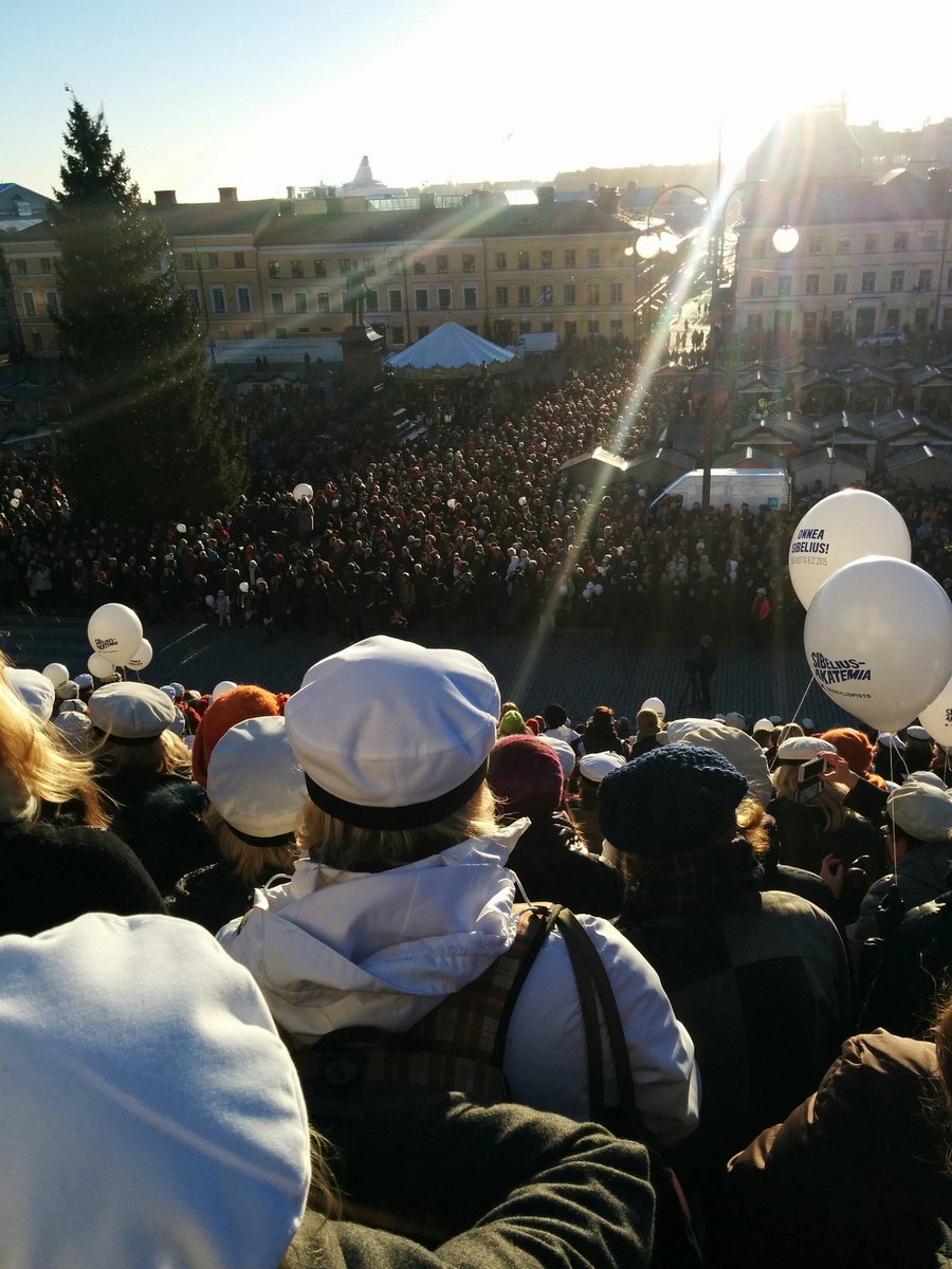 sibelius150's tweet photo. 1000-päinen kuoro lauloi Finlandian Sibeliuksen syntymäpäivän kunniaksi H:gin Tuomiokirkon portailla #onneasibelius https://t.co/ffLNttmxVO
