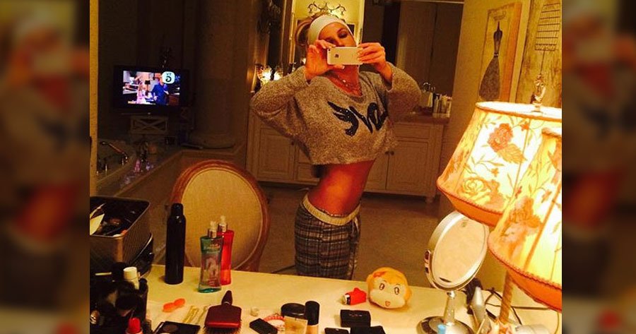 siteEgo's tweet photo. Britney Spears exibe cinturinha em selfie no espelho
https://t.co/WKbBVXvK8f https://t.co/CeWdQC8xJV