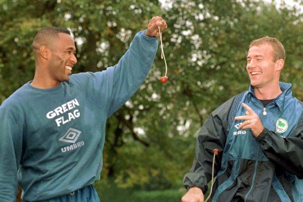 Happy 49th birthday to Sir Les Ferdinand. Here he is having a game of conkers with  