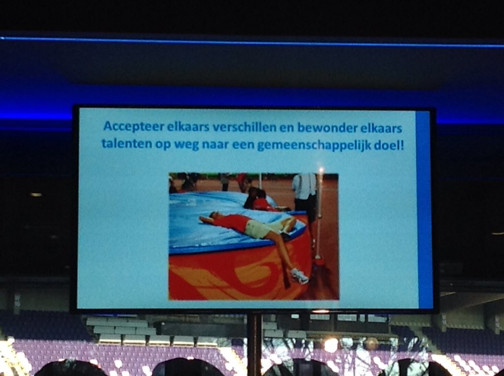 Wim Vandeven eindigt speech met inspirerende quote van @TiaHellebaut op het <a href="/EUSPAC/">ESA</a> Colloquium 2015. #vlieghoger