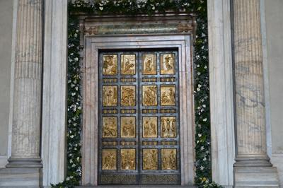 Adnkronos's tweet photo. #Giubileo, #PapaFrancesco ha aperto la Porta Santa
https://t.co/jkTQyR0N1h https://t.co/HkUWMvNlTl