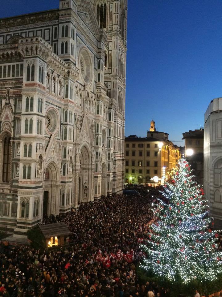TheFlorentine's tweet photo. Florence lights up today at 5pm for the Feast Day of the Immaculate Conception https://t.co/IhrSKIEkrX https://t.co/gtviLb8mjz