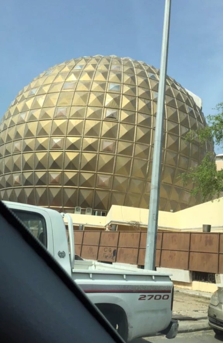 هذا المبنى الفضائي العجيب موجود في #جدة في داخل حي الشرفية
في احد يعرف هو مبنى ايش؟

بواسطة: <a href="/mooo_alturki/">محمد التركي ♐</a>