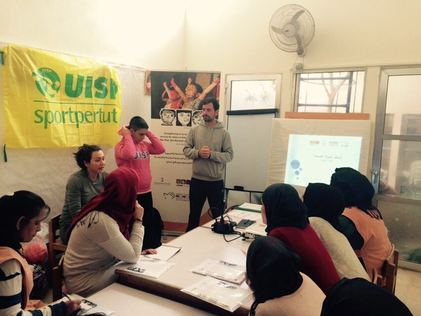 PeaceGamesUisp's tweet photo. Alessandro e Irene all'opera per il 2 giorno nel campo di #rashidieh  (#libano) #ctm #gkcf  #liberidimuoversi https://t.co/FNn0vXJTUc