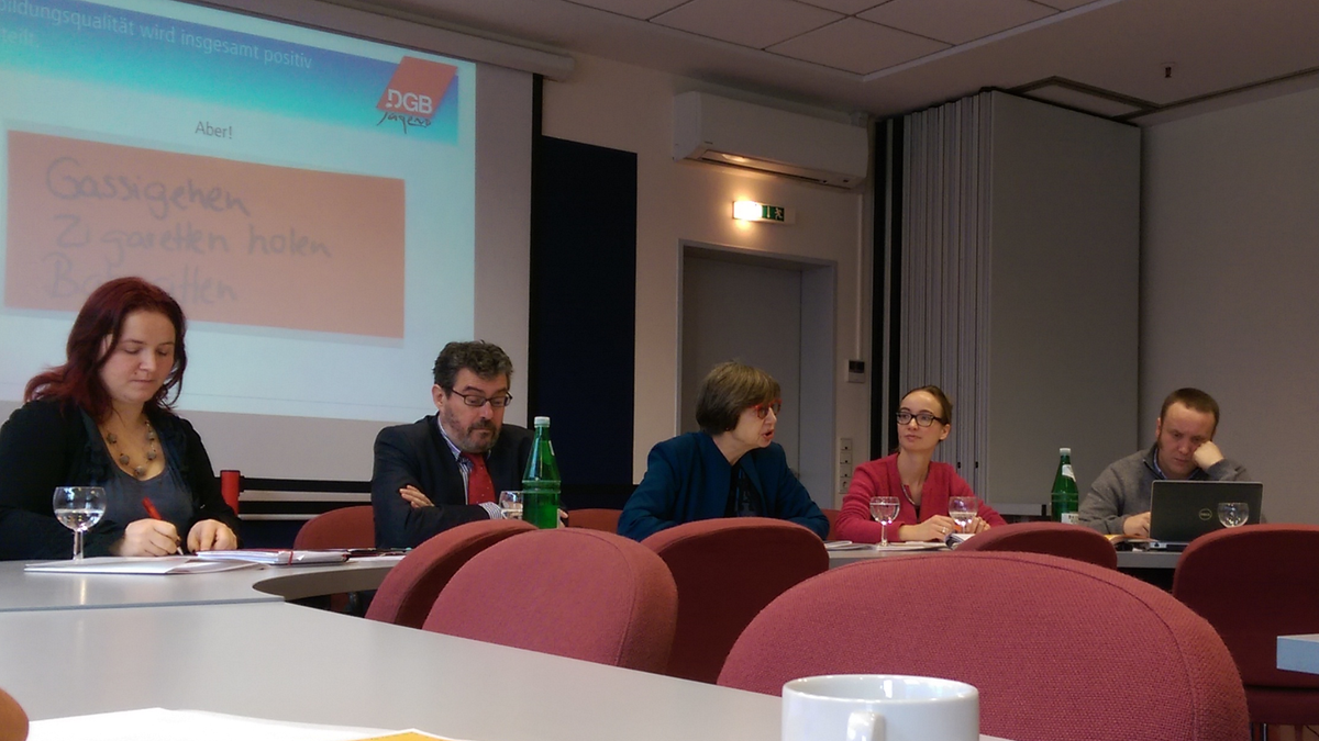 Vorstellung #Ausbildungsreport Berlin-Brandenburg 2015: Mängel wie Überstunden bleiben Thema tinyurl.com/o7nsxro