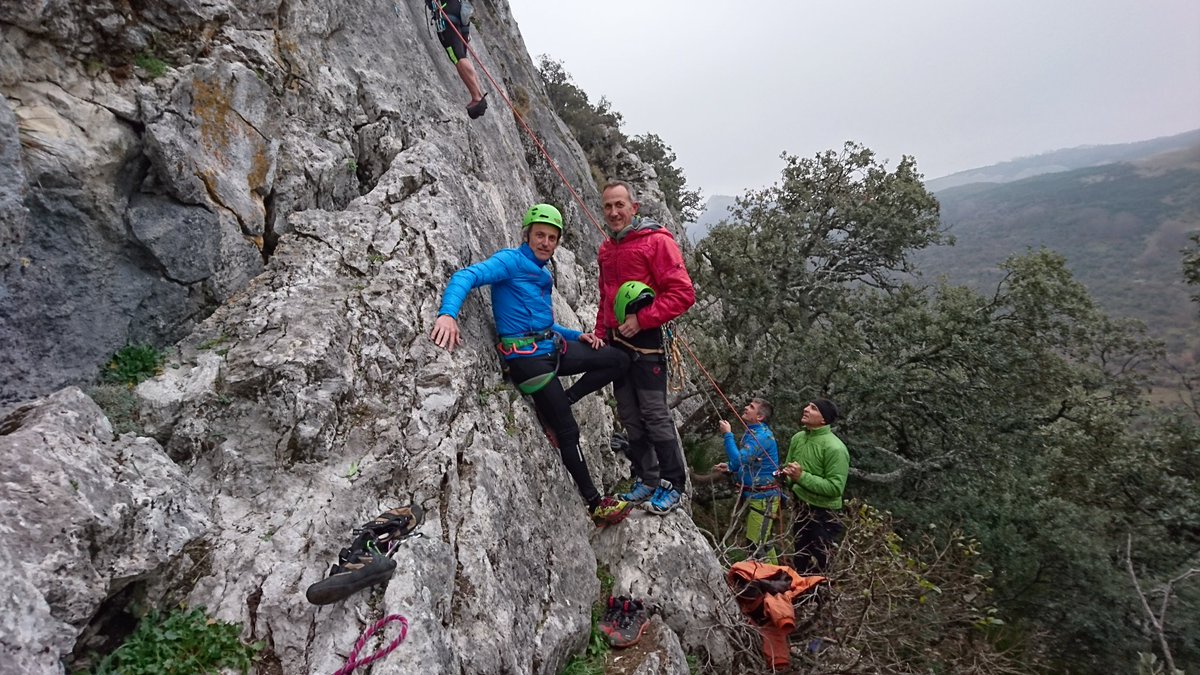 JesusCalleja's tweet photo. Que llueve y hace frio...y que?, se sale igual...ayer escalada y hoy bici montaña... @kike_calleja CAÑA AL CUERPO!! https://t.co/QvyHx4e9UJ