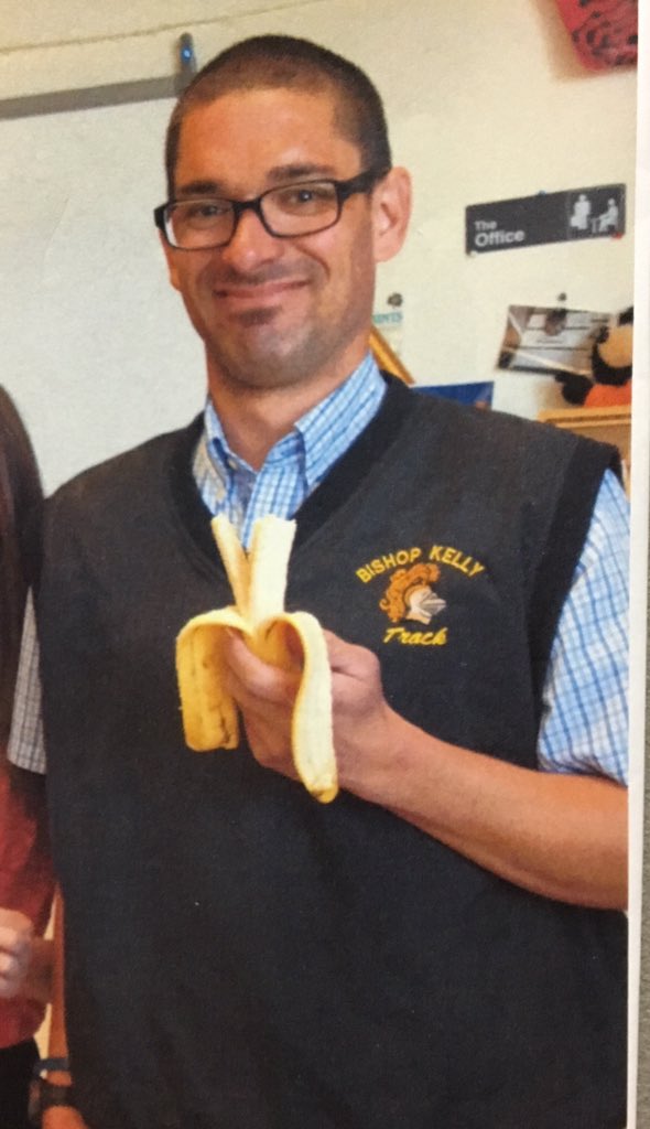 peyton_rossi's tweet image. When your mom burns the pizza rolls and you stuck eating fruit...#coachconnor