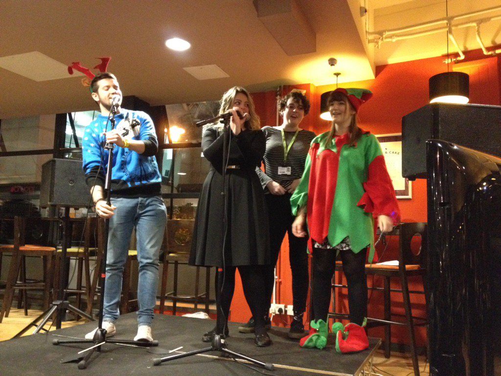 QMSUsocieties's tweet photo. .@PresidentQMSU and @WelfareQMSU rocking the late karaoke in Ground cafe #QueenMerry https://t.co/WI4MswBCo4
