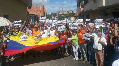 ElNacionalWeb's tweet photo. Opositores en Guanare asisten al CNE para exigir que se respeten los resultados https://t.co/XS8rmOzFKF   https://t.co/yGbGHUC6jy