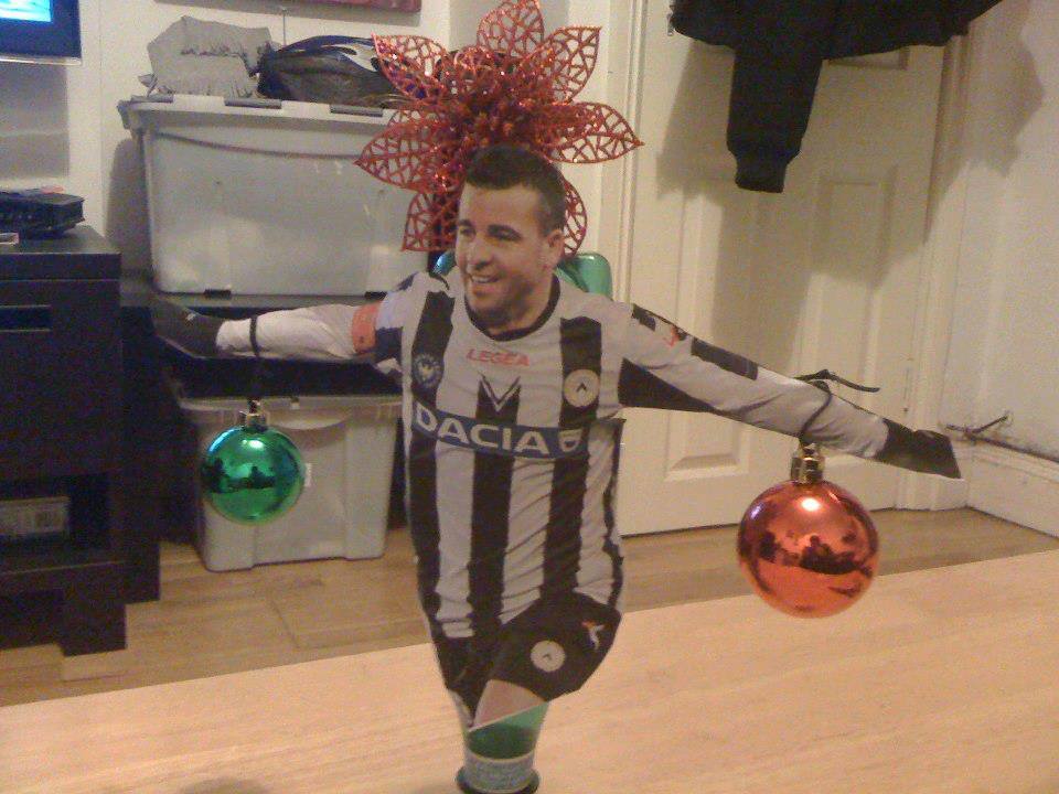 ChiamarsiBomber's tweet photo. Come ogni anno, l'8 dicembre, arriva puntuale, l'albero Di Natale. https://t.co/ENNesDVtnx