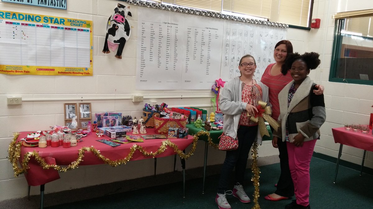 #SantasShop <a href="/WestsideVCS/">Westside Elementary</a> @VeganAimee <a href="/tanfrankqj/">Willie Williams</a> @CarrieKorkus Santa's elves setting up!