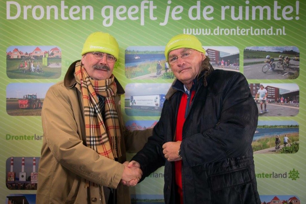 KRSPinkster's tweet photo. @AatdeJonge en Joop Pinkster bij de opening van @Flevonice. Mooi voorbeeld van #samenwerken in de gemeente Dronten https://t.co/ogp26gnzE4