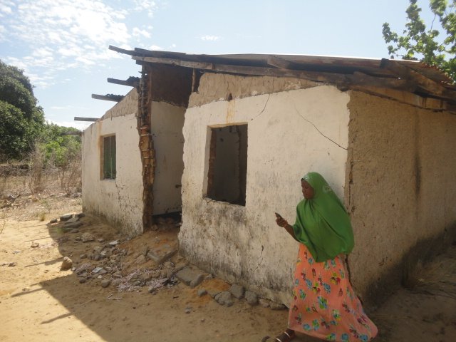 eastafricatv's tweet photo. PICHA: Kaimu Mwalimu Mkuu shule ya msingi Msanga Mkuu, Zaitun Mkamumba, akiwa mbele ya moja ya nyumba za walimu https://t.co/LE74QGl7Eb