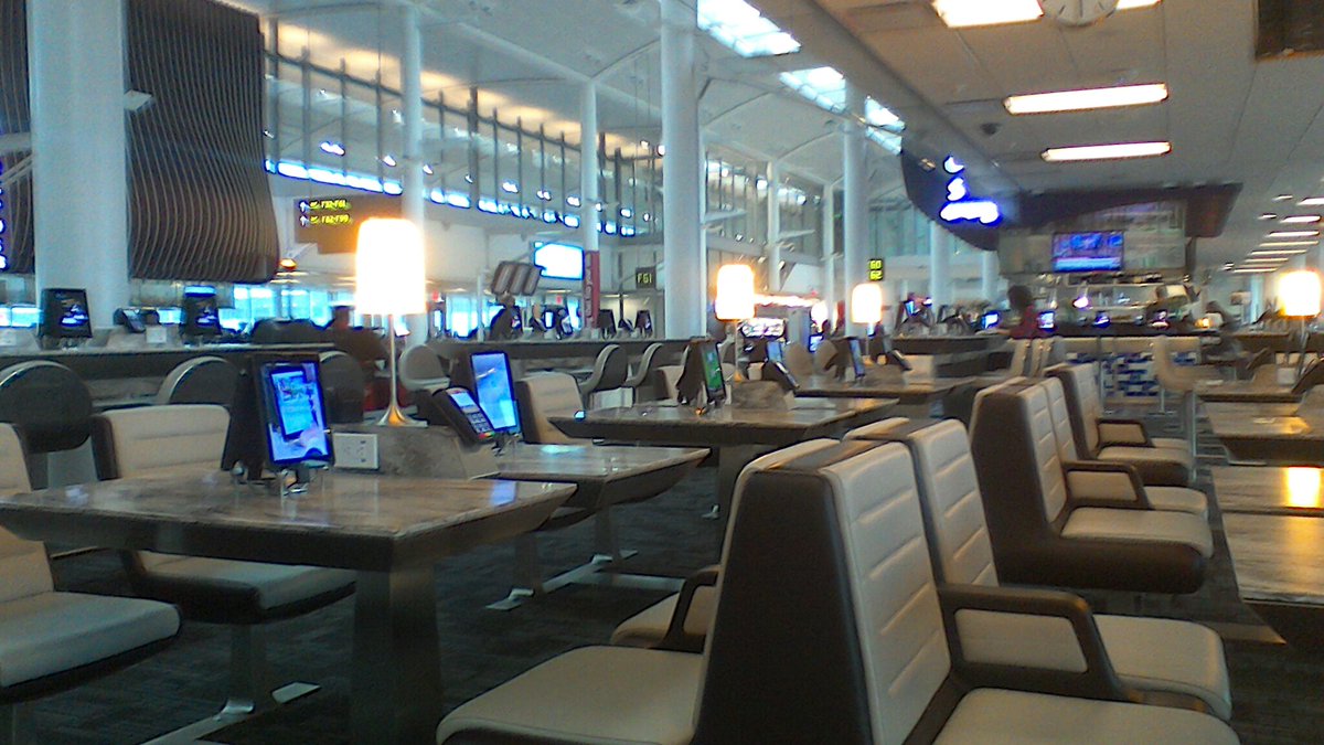 kaz_phd's tweet photo. A view of the lounge at my gate at @YYZ Toronto's airport! #Fancy #HackingMars https://t.co/1FxNCb6yQt