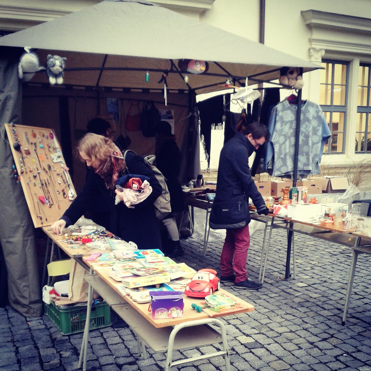 On: To chceš dát do bazárku?
Ona: Ty to na mně máš rád?
On: Mám :(
Kupte si dnes a zítra na dvorku věci s příběhem.