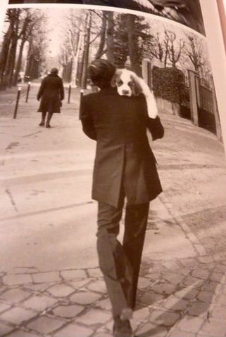 鴨居玲の作品には然程興味がないが、鴨居玲が犬と触れ合ってる写真は最高すぎて永遠に見ていたいと思う 