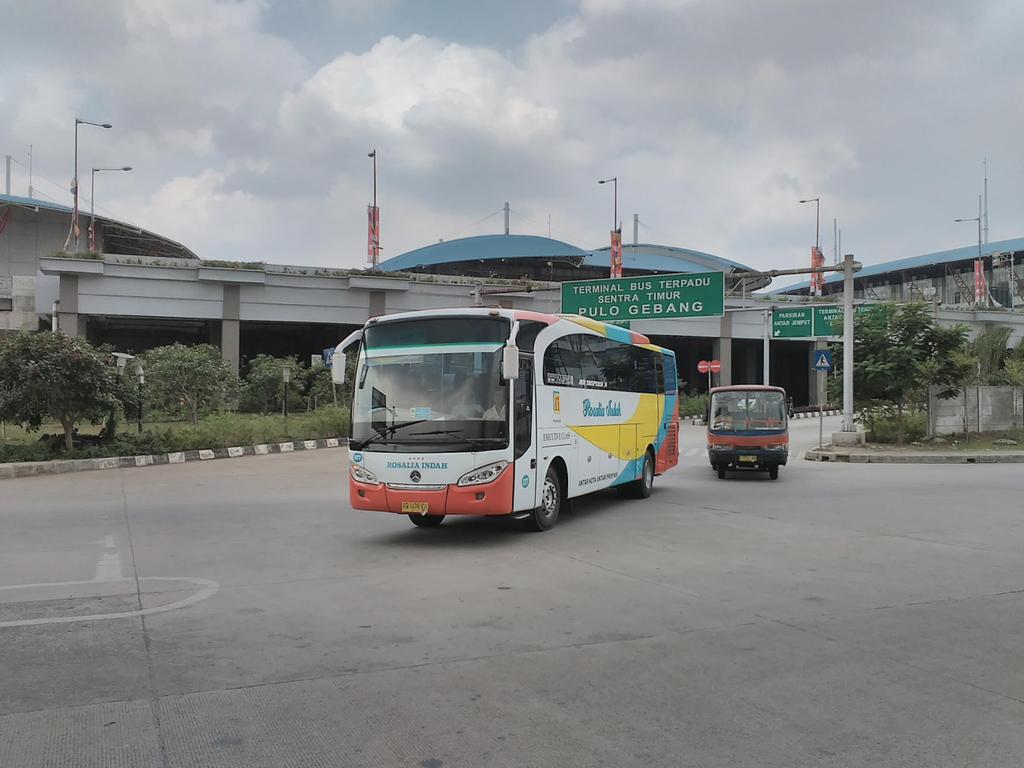 Putranto82's tweet photo. @SukaFotoBis Rosalia Indah &amp; Metro Mini.  Term. Pulogebang https://t.co/EM5WYaNl30